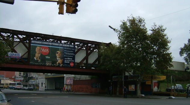 Crucecita_-_Avenida_Mitre_y_Ferrocarril_Roca_Circuito_Bullrich