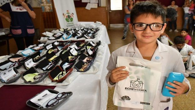 EE ENTREGA DE LENTES EN LA ESCUELA PRIMARA Nº 46 DE MG