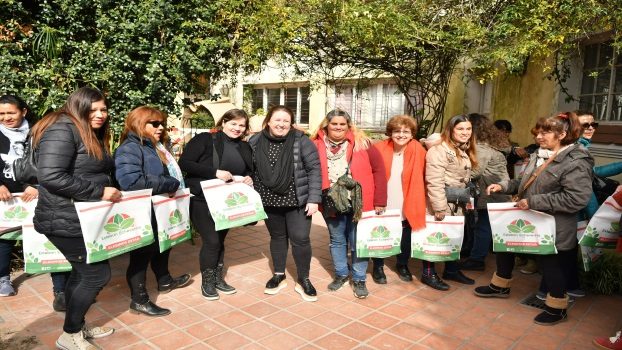 EE ENTREGA DE MATERIALES PARA LOS ALUMNOS DE CURSOS DE MAQUILLAJE SOCIAL