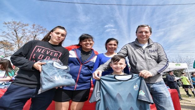 EE FG ENTREGÓ CAMISETAS A LA LIGA FEMENINA DE FÚTBOL