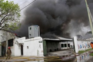 INCENDIO-JUGUETES-PAPELERA-PORTENO-BARRACAS_IECIMA20121015_0039_7