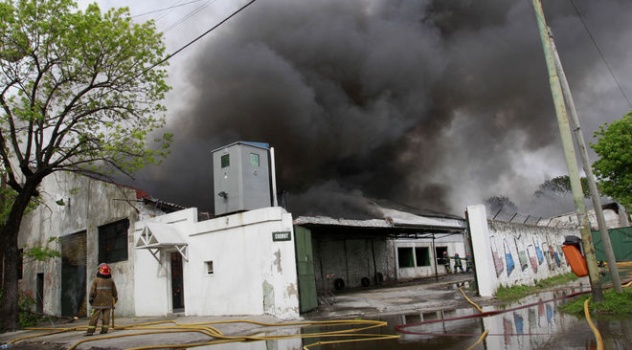 INCENDIO-JUGUETES-PAPELERA-PORTENO-BARRACAS_IECIMA20121015_0039_7