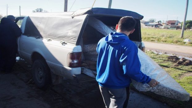 MGP - Comenzó el reparto de colchones y frazadas para los afectados por el temporal