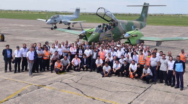 nac Rossi_con_los_trabajadores_de_la_Fábrica_de_Aviones