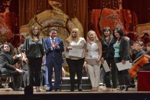 CABA, 16 de septiembre de 2019.- La Gobernadora participó hoy en el Teatro Colón de la entrega del Postítulo de Actualización Académica en Gestión y Conducción Educativa a 2 mil directores de escuelas de gestión estatal que participaron en la Red de Escuelas de Aprendizaje durante 2018 y 2019. Estuvieron presentes también el vicegobernador de la Provincia, Daniel Salvador,  el director general de Cultura y Educación de la Provincia, Gabriel Sánchez Zinny, el Secretario General del Gobierno, Fabián Perechodnick y la directora provincial de Evaluación y Planeamiento, Agustina Blanco.