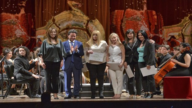 CABA, 16 de septiembre de 2019.- La Gobernadora participó hoy en el Teatro Colón de la entrega del Postítulo de Actualización Académica en Gestión y Conducción Educativa a 2 mil directores de escuelas de gestión estatal que participaron en la Red de Escuelas de Aprendizaje durante 2018 y 2019. Estuvieron presentes también el vicegobernador de la Provincia, Daniel Salvador,  el director general de Cultura y Educación de la Provincia, Gabriel Sánchez Zinny, el Secretario General del Gobierno, Fabián Perechodnick y la directora provincial de Evaluación y Planeamiento, Agustina Blanco.